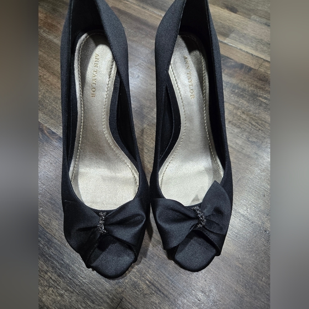 Ann Taylor Audrey Black Satin Bow Heels - Picture 3 of 17